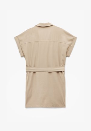 Robe chemise beige avec un col, des manches courtes et une ceinture nouée à la taille. Tissu lisse avec une coupe décontractée et un empiècement au dos.