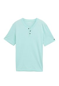 Lyseblågrøn kortærmet henley-shirt lavet af blødt stof, med en rund halsudskæring og tre sorte knapper foran.