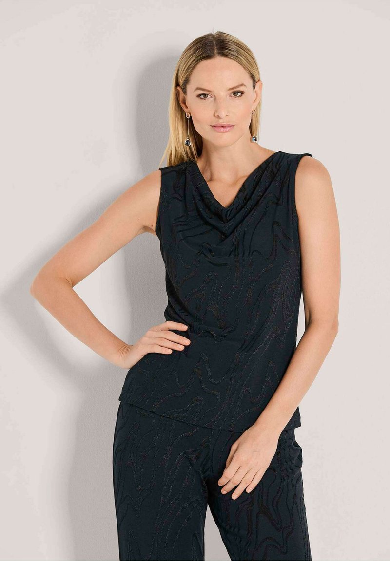 Mouwloos top in donkere stof met een gedrapeerde halslijn en een textuur van golfpatroon. Heeft subtiele glinsteringen en een losse pasvorm.