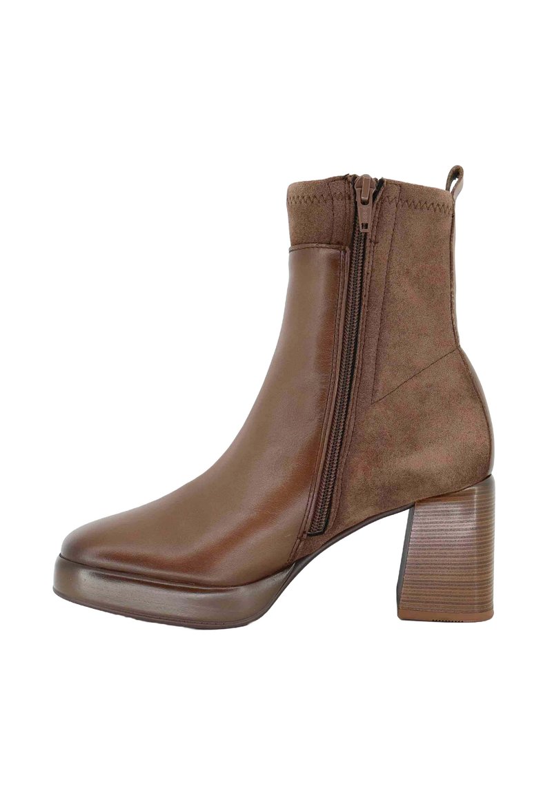 Stivale alla caviglia marrone realizzato in pelle e suede, con una cerniera laterale, punta rotonda e tacco a blocco testurizzato. Finitura liscia con dettagli di cucitura.
