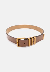 Bruine leren riem met een gladde textuur, voorzien van een gouden metalen gesp met drie horizontale accenten. Verstelbaar met meerdere gaatjes.