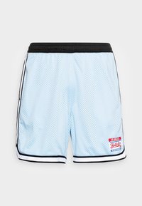 Ljust blå mesh-träningsshorts med svart midjeband och sidostreck. Har ett rödblått logopatch på nedre högra sidan.