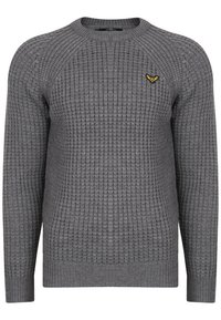 Grijze gebreide trui met een textuurpatroon, ronde halslijn en geribbelde manchetten. Heeft een klein geel embleem op de linker borst.