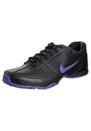 Chaussure de sport en cuir noir avec un design incurvé, des accents violets et une surface texturée. Équipée de lacets plats et d'une semelle rembourrée.