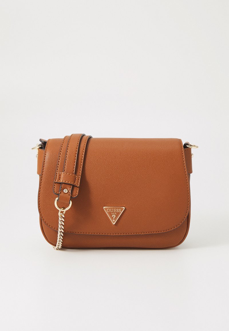 Brun faux læder crossbody taske med klaplukning, guldfarvet hardware, kædeaccent og et trekantet logo foran.