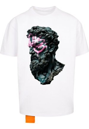 Hvid kortærmet t-shirt med et sort skulpturelt hovedgrafik og lyserøde sprøjtelak detaljer. Inkluderer et orange mærke på siden.