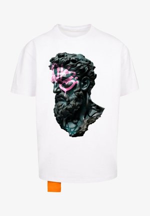 Weißes T-Shirt mit kurzen Ärmeln, das ein schwarzes skulpturales Kopf-Graphic mit rosa Sprühfarbenakzenten zeigt. Enthält ein oranges Etikett an der Seite.