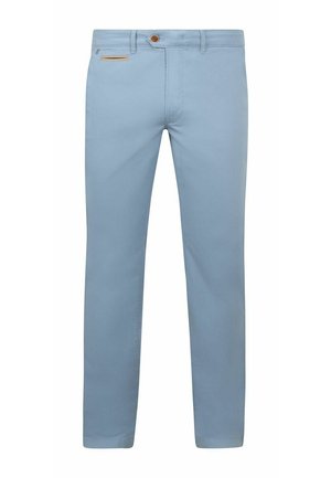 Lichtblauwe, slim-fit herensbroek met knoopsluiting aan de voorkant, riemlussen en een klein beige accent op de rechterzak.