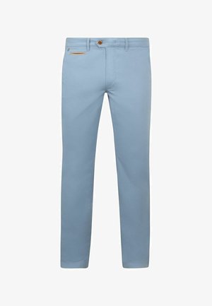 Lichtblauwe, slim-fit herensbroek met knoopsluiting aan de voorkant, riemlussen en een klein beige accent op de rechterzak.