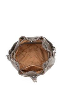 Šedá kožená kabelka s jemnou texturou, širokým otvorem a světle hnědým interiérem s opakujícím se vzorem loga značky. Stříbrné kovové doplňky.