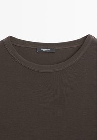 Bruine katoenen T-shirt met een geribbelde ronde halslijn, korte mouwen en een label met de tekst "Massimo Dutti, Made in India." Gladde textuur.