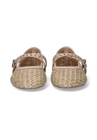 Bailarinas de tela trenzada en color beige con puntera redondeada y correas de cuero en el tobillo que presentan tachuelas decorativas. Superficie texturizada con un diseño de tejido abierto.