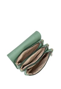 Groene leren tas met textuur, voorzien van drie ritscompartimenten, beige voering en zilveren hardwareaccenten. Compact en gestroomlijnd ontwerp.