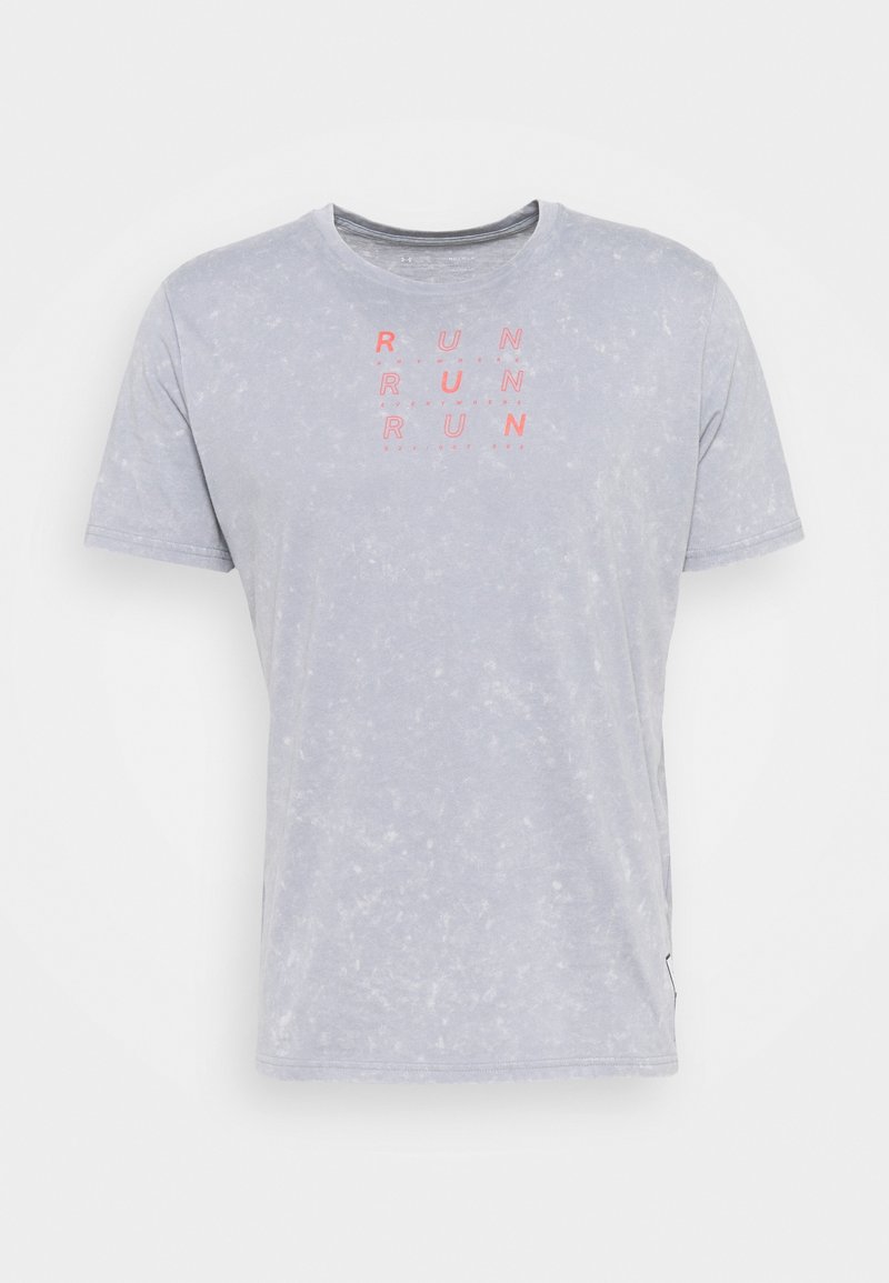 Šedé tričko s krátkým rukávem z texturované tkaniny. Na přední straně se nachází růžová grafika s nápisem "RUN" v tučném, vrstveném uspořádání. Klasický design s kulatým výstřihem.
