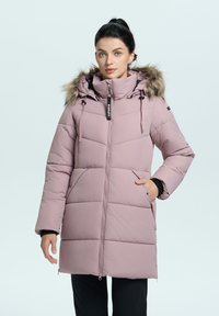 Gepolsterte rosa Winterjacke mit einer mit Fell gefütterten Kapuze, Reißverschluss, Seitentaschen und horizontalem Steppmuster; designed für Wärme.