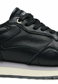 Schwarzer Ledersneaker mit strukturierter Oberfläche, schwarzen Schnürsenkeln, Metallösen und grauer Laufsohle. Geschwungene Designlinien am Obermaterial.