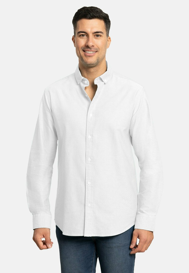 Camisa blanca de botones confeccionada con tela liviana, que presenta un cuello ordenado, mangas largas y una textura lisa y uniforme.