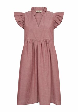 Pudrowo różowa sukienka midi z falbaniastymi krótkimi rękawami, marszczonym taliowaniem i falbaniastym wysokim kołnierzem z dekoltem w kształcie litery V.