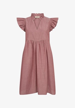 Pudrowo różowa sukienka midi z falbaniastymi krótkimi rękawami, marszczonym taliowaniem i falbaniastym wysokim kołnierzem z dekoltem w kształcie litery V.