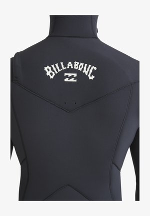 Veste da sub nera con una texture liscia, che presenta un logo bianco "Billabong" sul retro e dettagli di cucitura in contrasto.