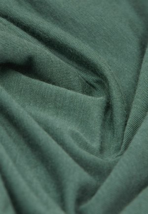 Groene stof met een gladde textuur, met een subtiele weefpatroon. Het materiaal lijkt lichtgewicht en flexibel, met een zachte val.