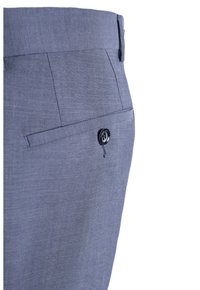 Jasnoniebieskie, dopasowane spodnie o gładkiej fakturze, z pojedynczą tylną kieszenią zapinaną na czarny guzik oraz przeszywanymi fałdami prasowania.