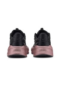 Zapatillas deportivas negras con parte superior de cuero texturizado y tacón brillante de purpurina dorada rosa. Cuentan con una suela acolchada y una forma redondeada.