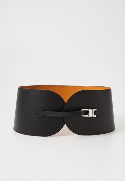 Ceinture corset en cuir noir avec une surface lisse, présentant des ferrures en argent et un intérieur orange. Se ferme avec une lanière étroite et une boucle.