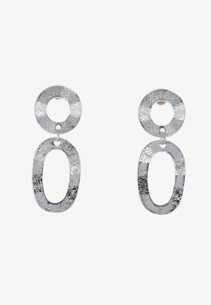 Strieborné náušnice s textúrovanou obličkou a väčším oválnym príveskom. Materiál vyzerá ako kov, s lesklým, reflexným povrchom.