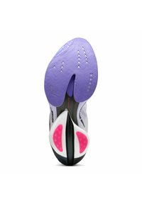 La semelle de la chaussure présente un fond en caoutchouc violet avec des motifs en zigzag, des accents blancs et des détails en caoutchouc rose pour une meilleure adhérence et un soutien.