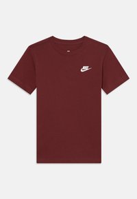 Burgundi puuvillane t-särk, millel on ümmargune kaelus, lühikesed varrukad ja väike valge Nike logo vasakul rinnal. Sile tekstuur, lihtne disain.