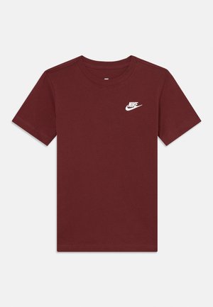 Raudonas medvilnės t-marškinėliai su apvaliu kaklu, trumpomis rankovėmis ir mažu baltu Nike logotipu kairėje krūtinės pusėje. Lygus paviršius, paprastas dizainas.