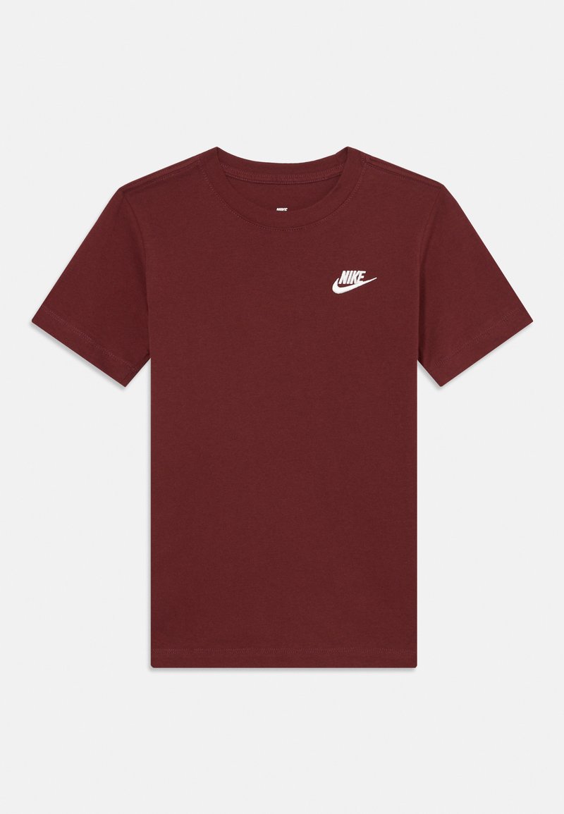 Burgundi puuvillane t-särk, millel on ümmargune kaelus, lühikesed varrukad ja väike valge Nike logo vasakul rinnal. Sile tekstuur, lihtne disain.