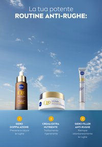 Tre prodotti per la cura della pelle Nivea: un siero anti-rughe marrone con pipetta, un barattolo di crema bianco con coperchio dorato e un tubo di filler mirato argento.