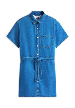 Robe chemise en denim bleu à manches courtes, avec boutons sur le devant, poche poitrine, col et ceinture taille à nouer assortie.