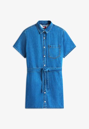 Robe chemise en denim bleu à manches courtes, avec boutons sur le devant, poche poitrine, col et ceinture taille à nouer assortie.