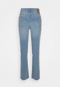 Jeans de ganga azul claro com um corte reto, apresentando dois bolsos traseiros e um rótulo de couro castanho na cintura.