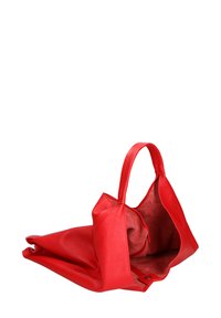 Borsa a mano in pelle rossa con una finitura morbida e testurizzata, dotata di un'ampia apertura e di un manico semplice, interno foderato in tessuto coordinato.