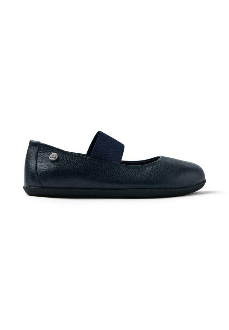 Ballerine in pelle nera con punta arrotondata, fascia elastica, superficie testurizzata e suola in gomma sottile. Piccolo logo tondeggiante sul lato.