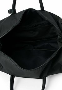 Musta olkalaukku, jossa on tilava sisätila, vetoketjukiinnitys ja kangaspäällyste. Ominaisuuksiin kuuluu kaksi kahvaa ja sisäinen verkkotasku järjestämistä varten.