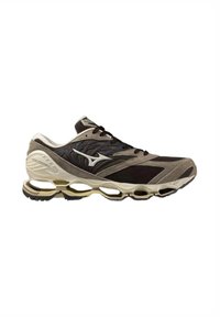 Scarpa da corsa con tomaia in mesh, palette di colori grigio scuro e beige, dettagli testurizzati e un design distintivo della suola ammortizzata.