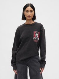 Μαύρο φούτερ με μακριά μανίκια, με κόκκινο γραφικό σχέδιο τσέπης. Κατασκευασμένο από μαλακό υλικό, με χαλαρή εφαρμογή. Φοριέται με σκούρο παντελόνι.