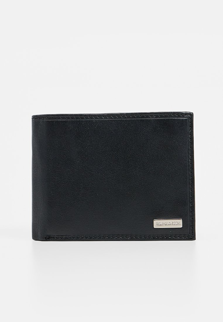 Portefeuille en cuir noir avec une texture lisse, design bi-fold et accent logo argenté. Il présente des coutures le long des bords.