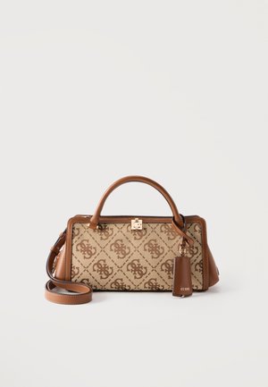 Sac à main rectangulaire beige et marron Guess avec motif monogramme, poignées en cuir, bandoulière amovible et petite étiquette en cuir griffée.