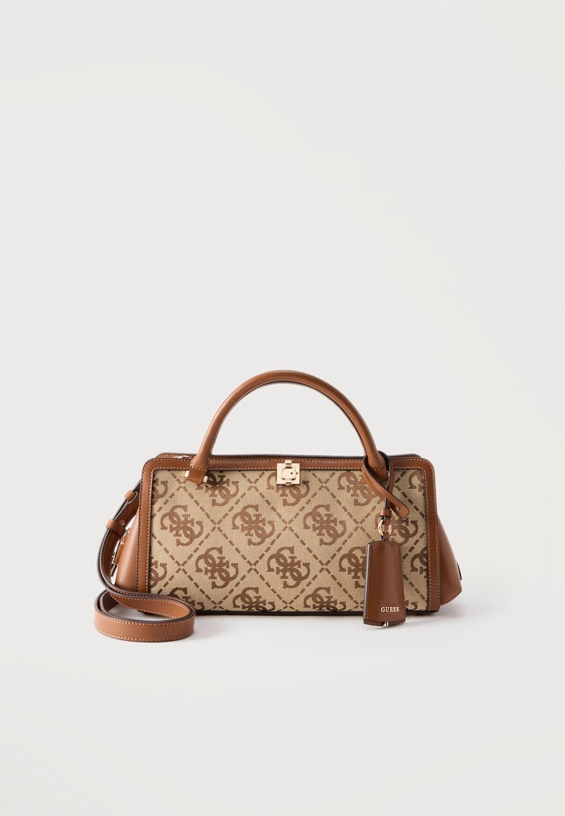 Ορθογώνια μπεζ και καφέ τσάντα Guess με μοτίβο μονόγραμμα, δερμάτινες λαβές, αποσπώμενο ιμάντα ώμου και μικρό δερμάτινο ταμπελάκι με λογότυπο.