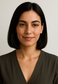 Mørkegrøn v-hals top, kort lige sort hår, guld halskæde med et accent charm, naturlig makeup, med en neutral baggrund.