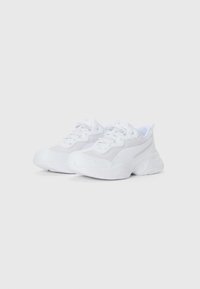 Een paar witte sport sneakers met vetersluiting en gestructureerde tussenzolen op een effen witte achtergrond.