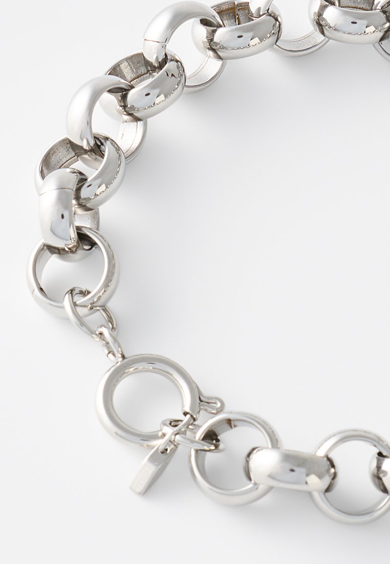Bracciale in metallo argentato con maglie ovali e rotonde interconnesse, finitura lucida, con chiusura a moschettone e dettaglio ad anello.