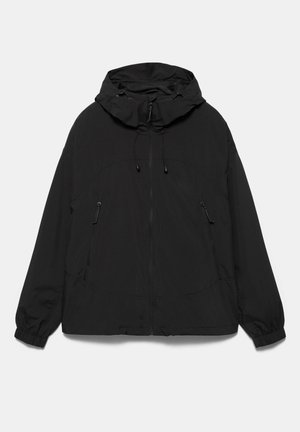 Geacă neagră cu glugă, fermoar frontal, șnururi reglabile la glugă, buzunare laterale cu fermoar și manșete elastice la mâneci lungi.