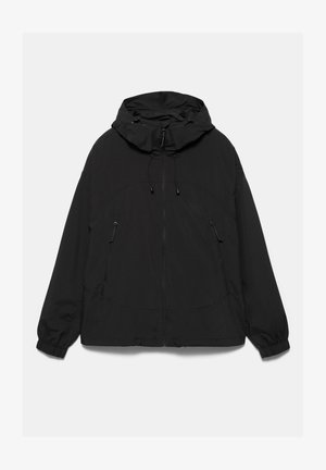 Geacă neagră cu glugă, fermoar frontal, șnururi reglabile la glugă, buzunare laterale cu fermoar și manșete elastice la mâneci lungi.